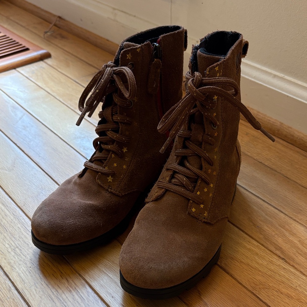 Sorel Emilie Brown Suede Watwrproof Combat Boots with Gold Stars - Picture 2 of 9